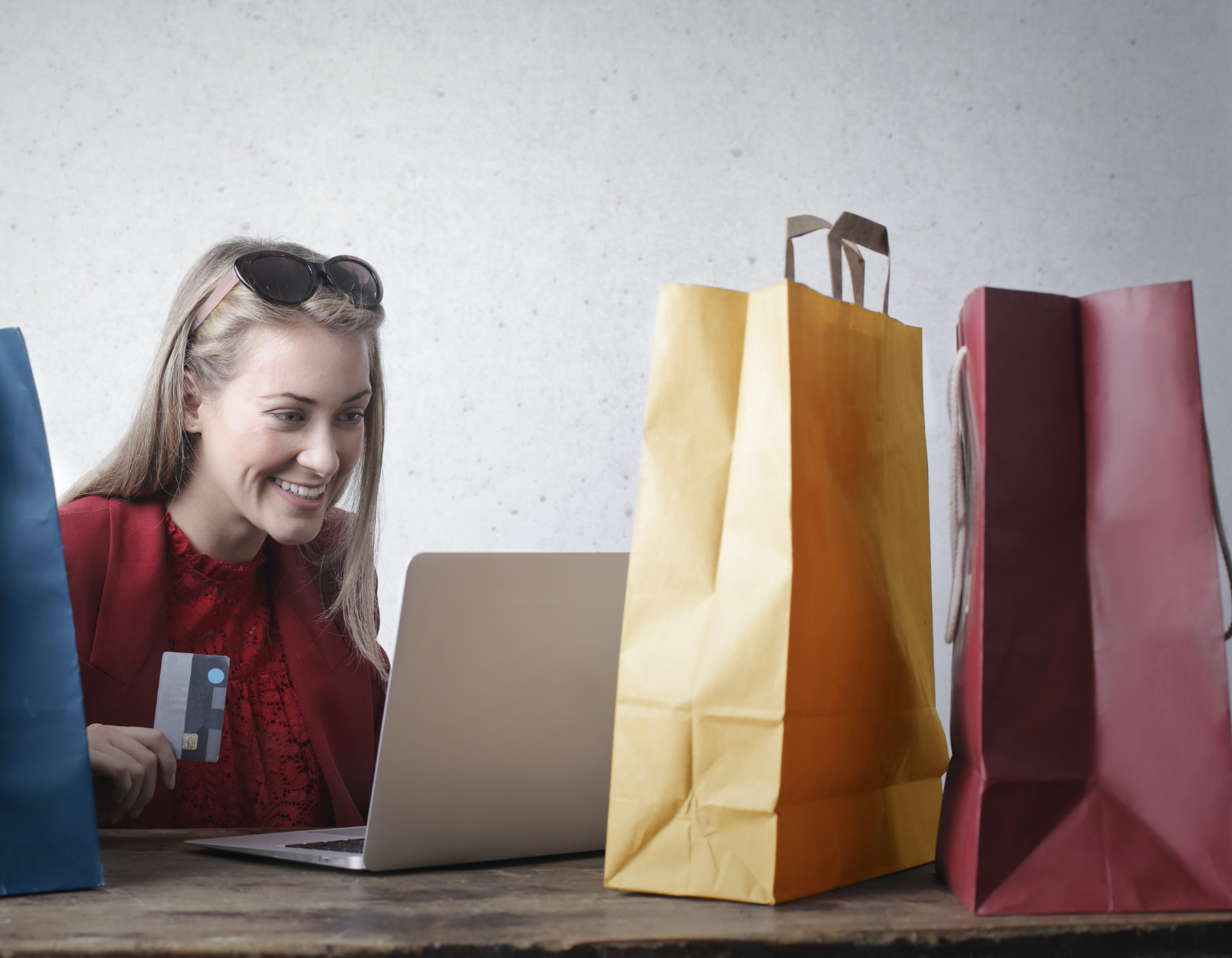 Femme entrain d'acheter sur internet et logo Shopify