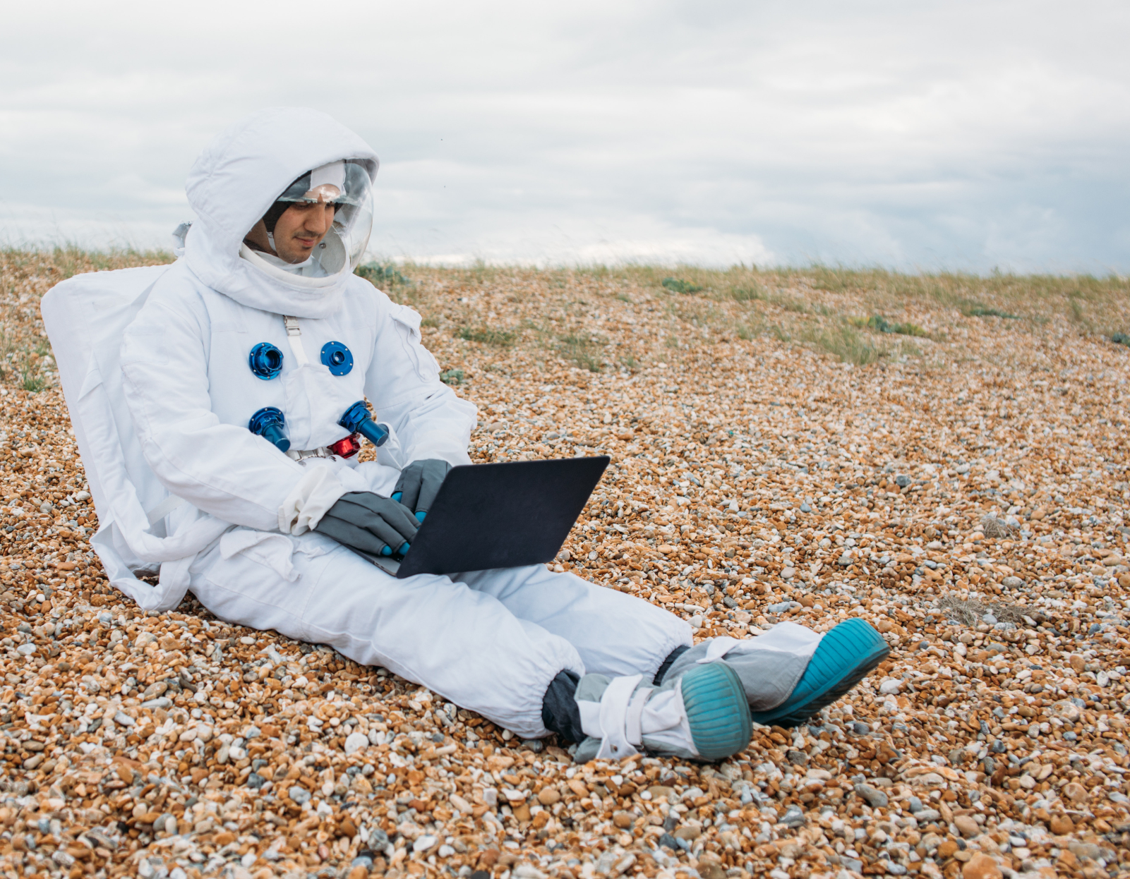 Astronaute avec un ordinateur portable