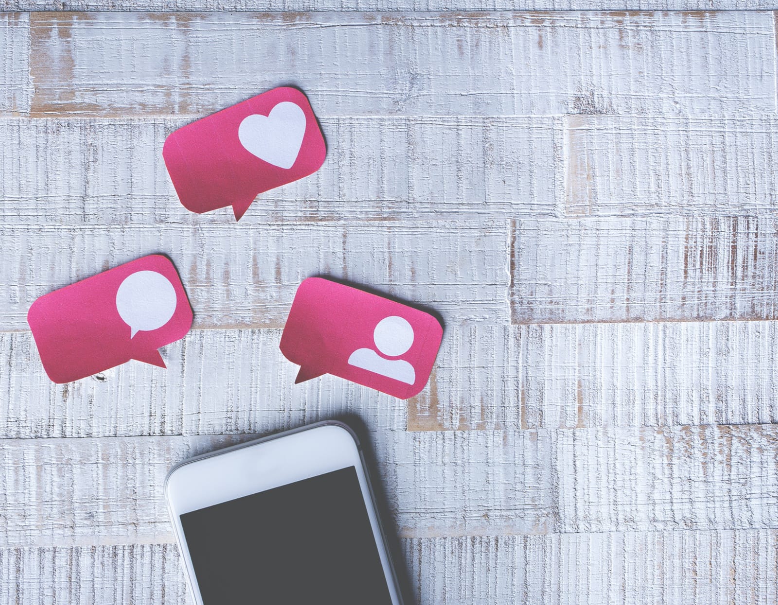 Formation gratuit sur le Copywriting et l’écriture sur LinkedIn Smartphone et post-its pour générer des leads