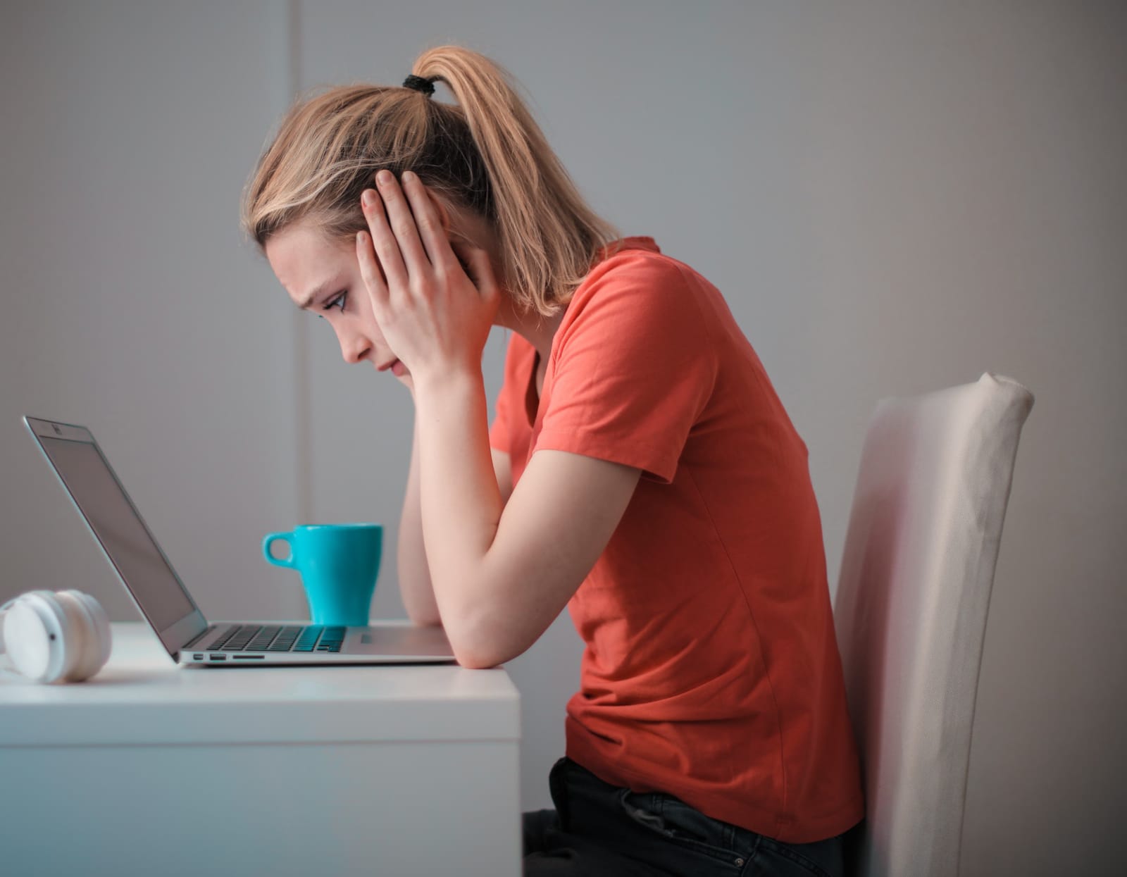 Personnalisé un résultat lors qu’il n’y a pas de résultats dans un listing Divi Femme inquiète devant son ordinateur