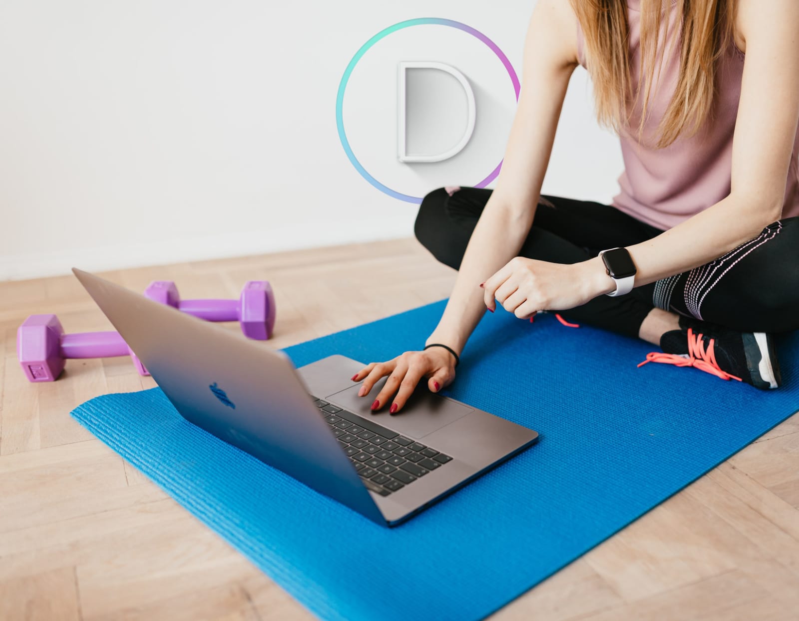Femme dans une salle de sport avec un ordinateur portable et logo Divi