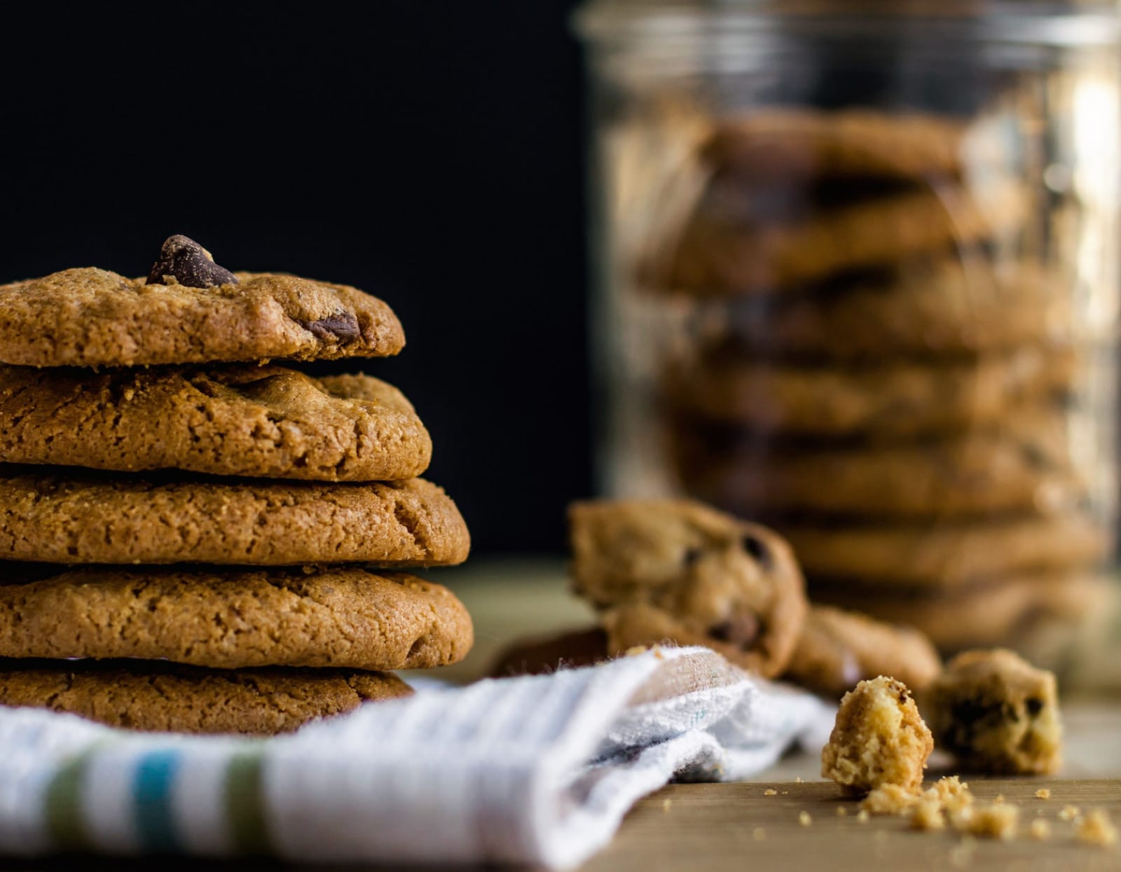 Cookies sur une table avec quelques miettes